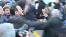 CHP Genel Merkezi'nde ortal�k kar��t�! Tekme tokatl� kavga