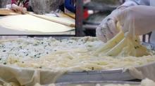 Su b�re�i hamurunu b�yle a��n: Yufkalar tel tel a��l�yor