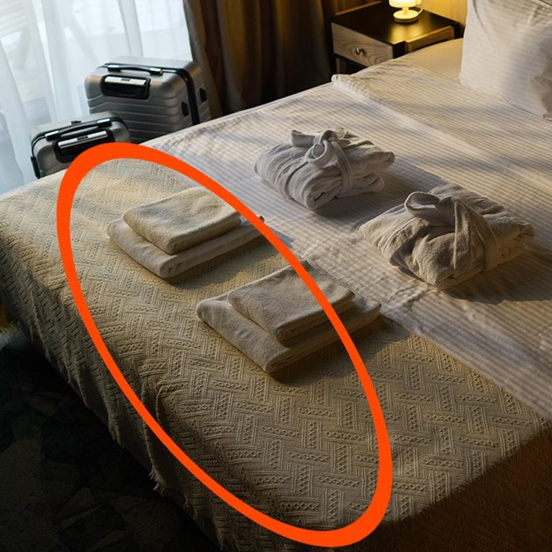 Otel yataklar�n�n �zerindeki �rt� ne i�e yar�yor? Sebebi �ok ba�kaym��