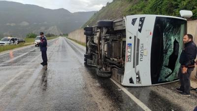 Tokat'ta cenaze d�n��� feci kaza: Otob�s itfaiye arac�na �arp�p devrildi