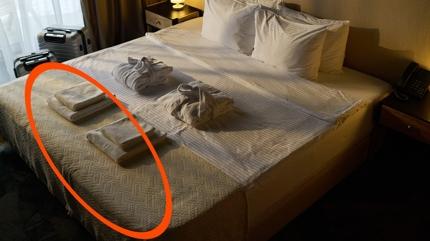 Otel yataklar�n�n �zerindeki �rt� ne i�e yar�yor? Sebebi �ok ba�kaym��
