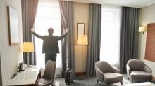 Otel odalar�ndaki perdeler neden kal�n ve a��r? Me�er tek sebebi ����� kesmek de�ilmi�!