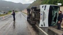 Tokat'ta cenaze d�n��� feci kaza: Otob�s itfaiye arac�na �arp�p devrildi