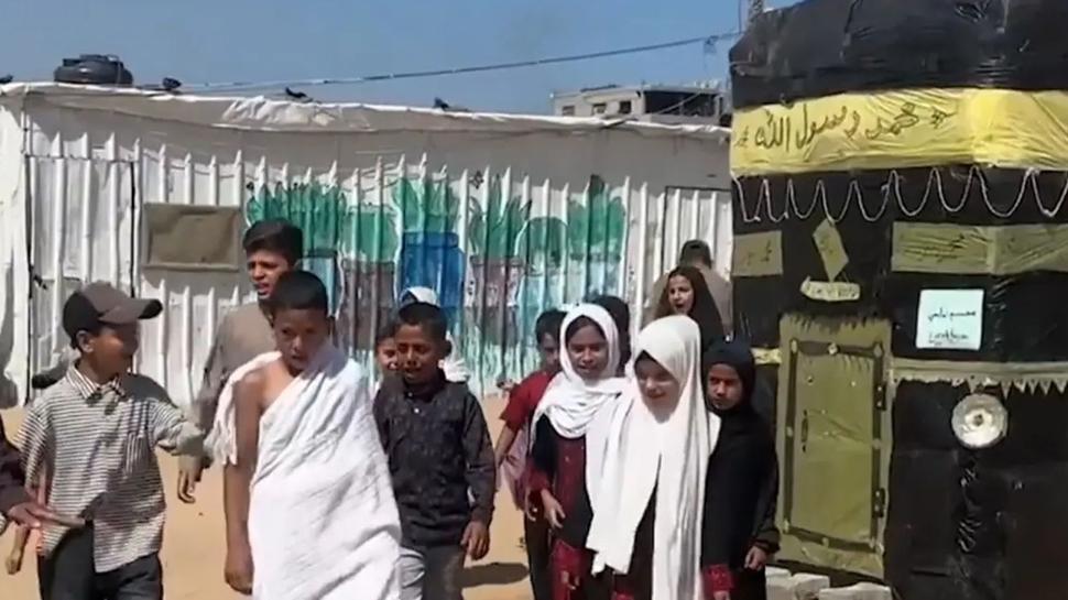 Gazze'de duygulandıran etkinlik: Çocuklar Kâbe maketi etrafında tavaf yaptı