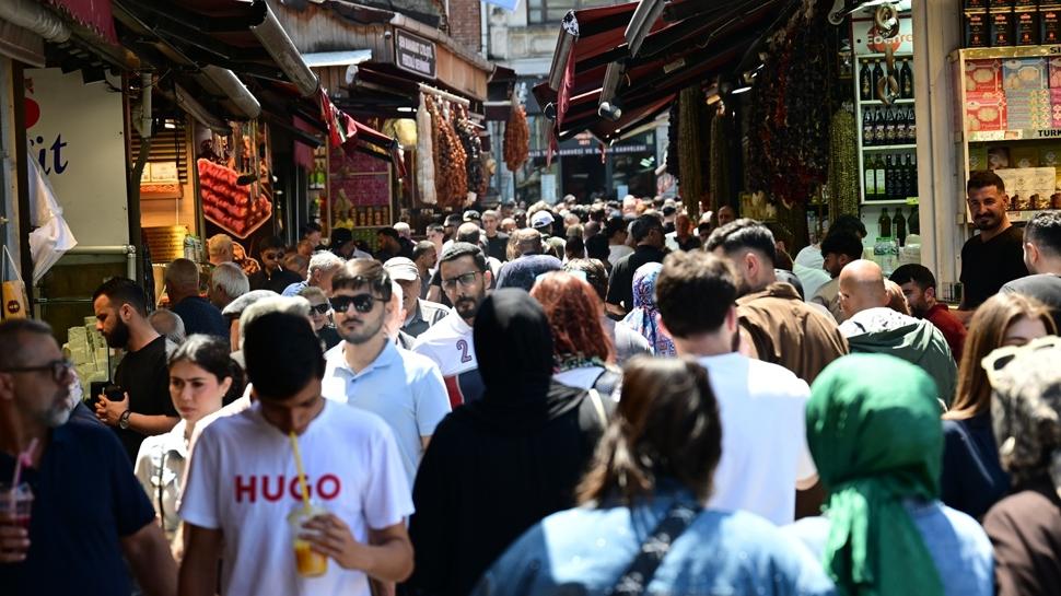 İstanbul'da bayram havası! Çarşı, pazar doldu taştı