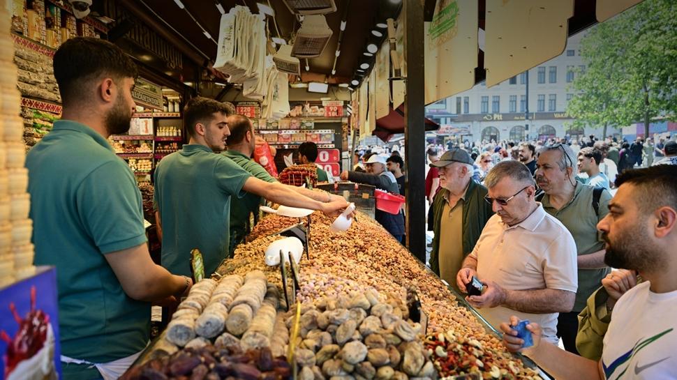 İstanbul'da çarşı pazar şenlendi