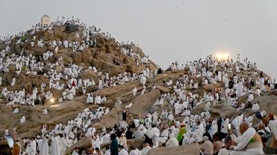 Hacı adayları Arafat'ta... Milyonlarca Müslüman vakfe için toplandı
