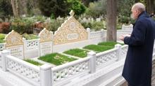 Ba�kan Erdo�an'dan arife g�n� kabir ziyareti! Anne ve babas� i�in dua etti