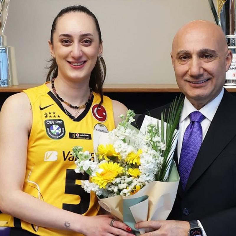 Vak�fBank, Ay�a Ayka�'a veda etti