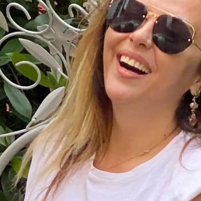 4 y�l arayla kaybetti�i annesini ve babas�n�n mezar�n� ziyaret etti
