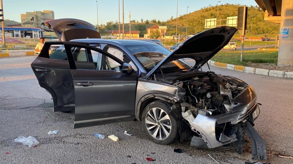 Elazığ'da SUV tipi araç ile otomobilin çarpıştığı kazada 4 kişi yaralandı