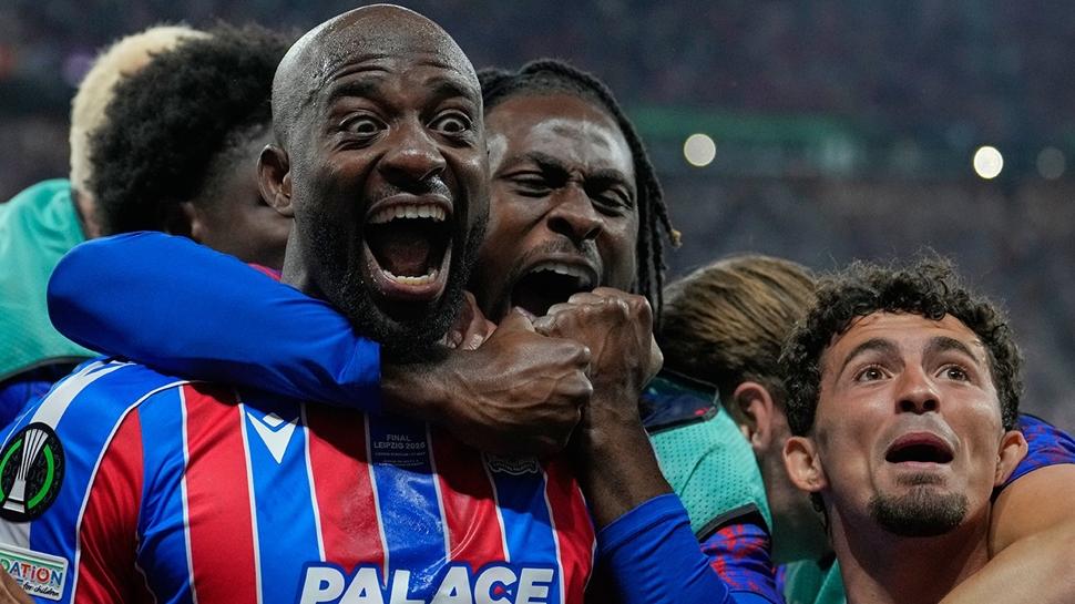 Kupa İngiltere'ye gitti! Konferans Ligi şampiyonu Crystal Palace