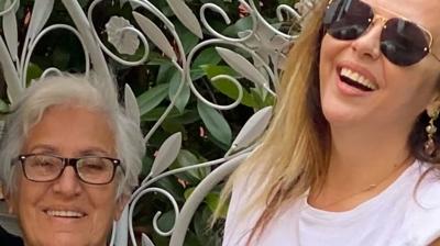 Asl� H�nel ailesinin mezar�n� ziyaret etti! 4 y�l arayla annesini ve babas�n� kaybetmi�ti...