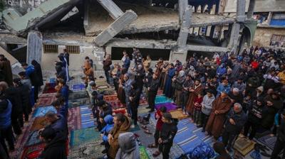 Gazze'de bayram sabah�... Filistinliler bayram namaz�n� enkazlar�n �zerinde k�ld�
