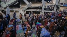 Gazze'de bayram sabah�... Filistinliler bayram namaz�n� enkazlar�n �zerinde k�ld�