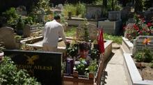 Minguzzi ailesinde h�z�nl� bayram! �ocuklar�n�n mezar�n� ziyaret ettiler