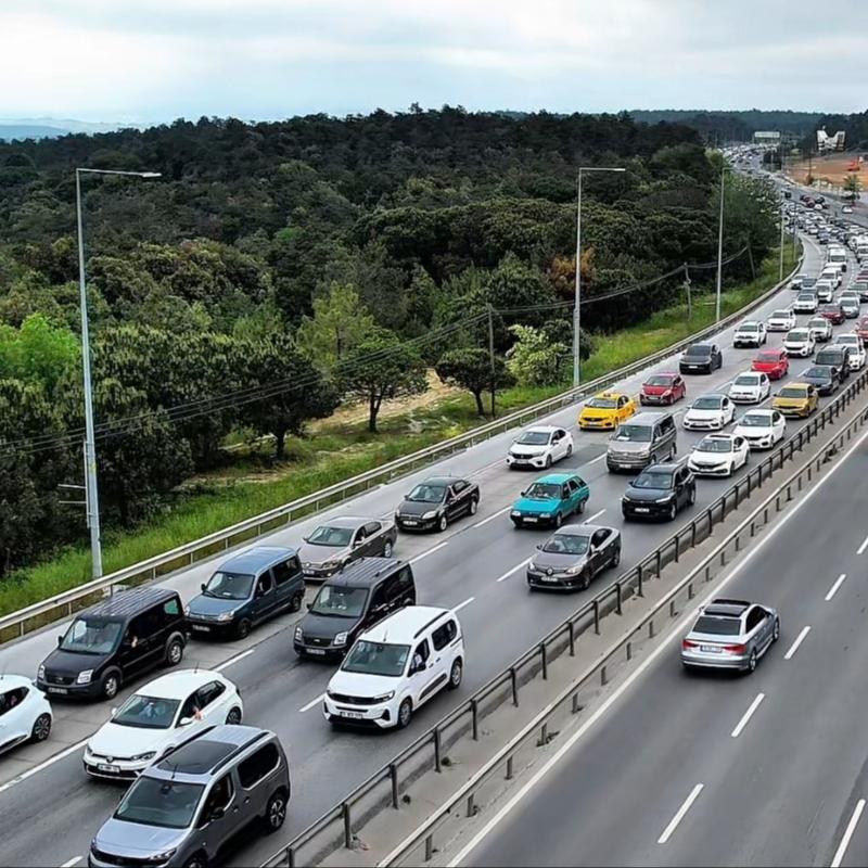 Megakentte yollar bo� kald�: Bayram d�n��� tek yo�unluk Arnavutk�y'de