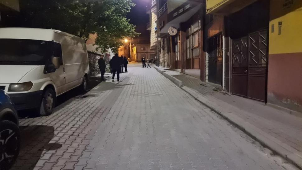 Peş peşe sarsıntılar hissedildi! Vatandaşlar sokağa döküldü