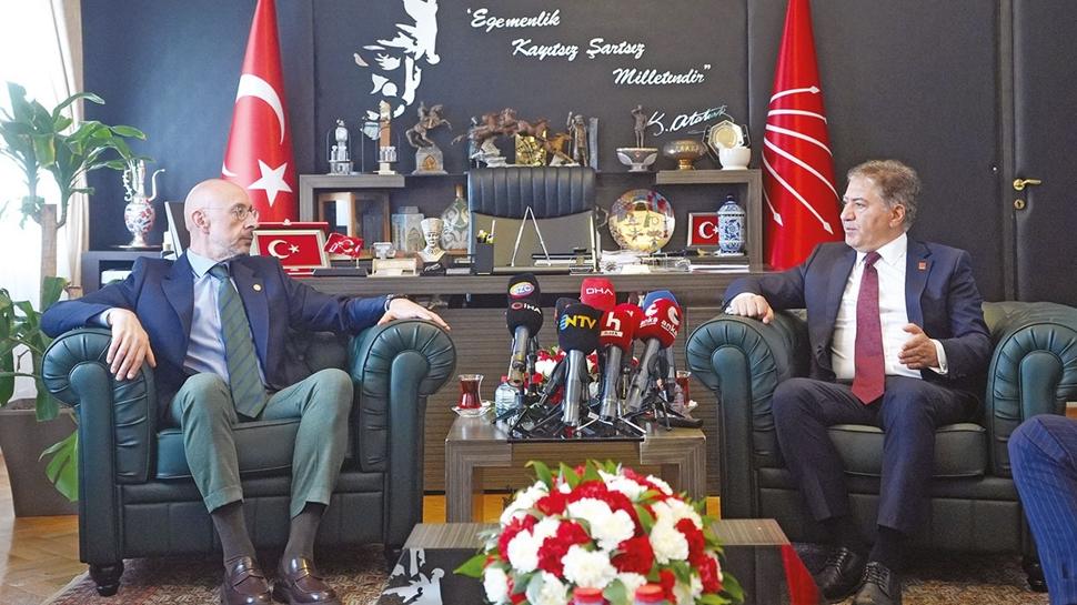 CHP'de iki ayr� bayramla�ma