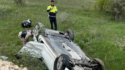 Erzincan'da devrilen otomobildeki 1'i bebek 3 kişi yaralandı