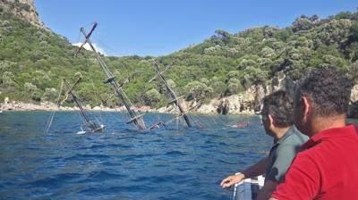 Marmaris'te tur teknesi batt�: 110 yolcu kurtar�ld�