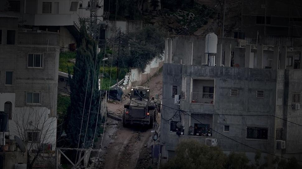 Evleri hedef aldılar! İsrail askerleri Mugayir köyünü göz yaşartıcı gaza boğdu