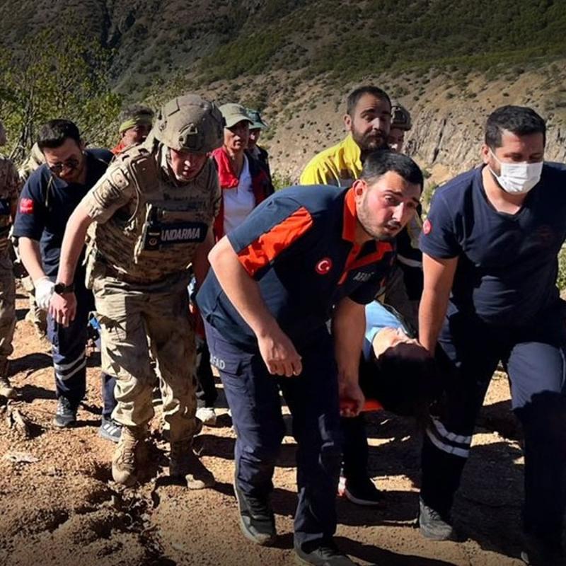 Ovac�k da�lar�nda kurtarma operasyonu: Sakatlanan kad�n� 2 kilometre ta��d�lar
