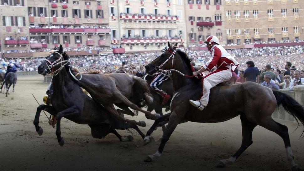 Roma caddelerinde kaos: Havai fişekten korkan 30 süvari atı firar etti