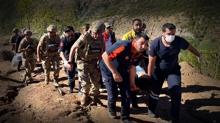 Ovac�k da�lar�nda kurtarma operasyonu: Sakatlanan kad�n� 2 kilometre ta��d�lar