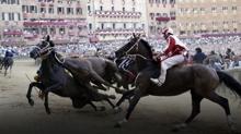 Roma caddelerinde kaos: Havai fi�ekten korkan 30 s�vari at� firar etti