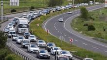 Tatilciler d�n�� i�in yola ��kt�: Uzun ara� kuyruklar� olu�tu