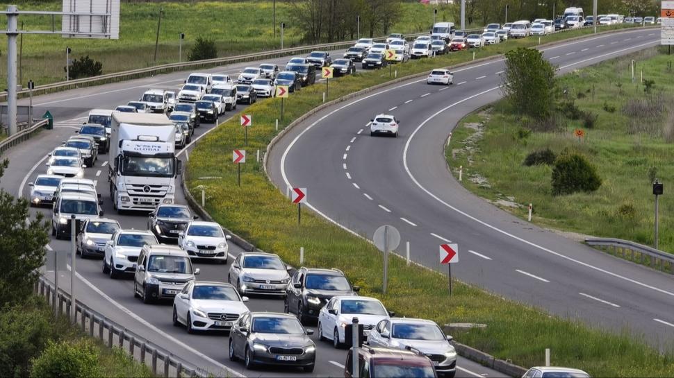 Tatilciler dönüş için yola çıktı: Uzun araç kuyrukları oluştu