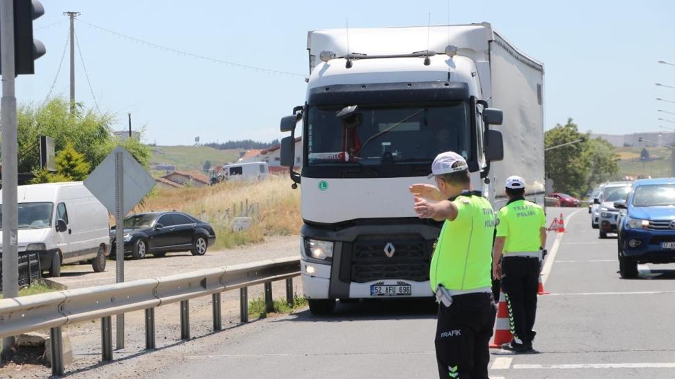 Tekirdağ'da bayram trafiği nedeniyle ağır tonajlı araçlar için İstanbul yönü kısıtlaması