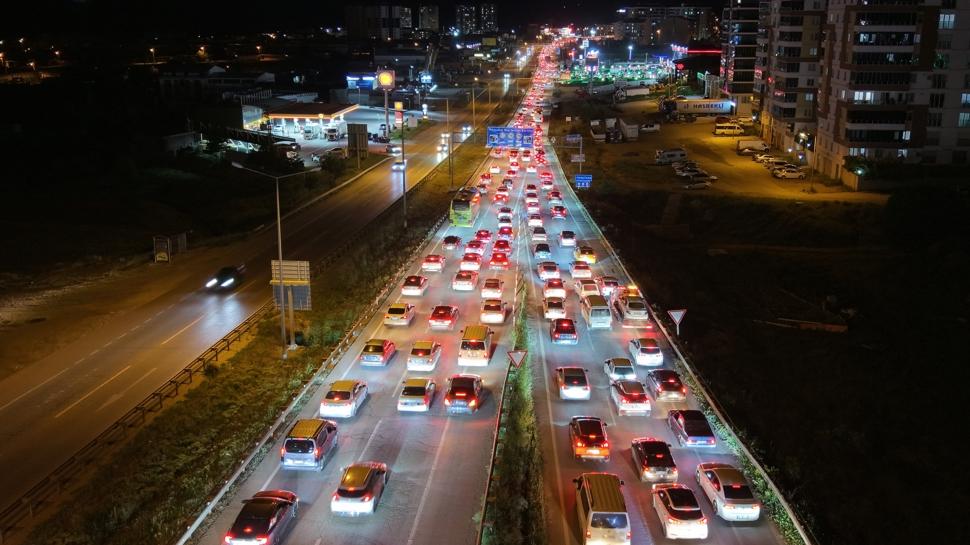 Bayram dönüşü yoğunluğu... Araç kuyruğu kilometrelerce uzadı