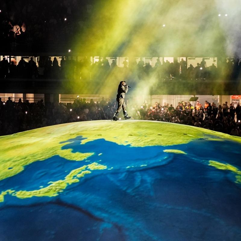 Kanye West ilk �stanbul konserini verdi! Y�zbinler ak�n etti