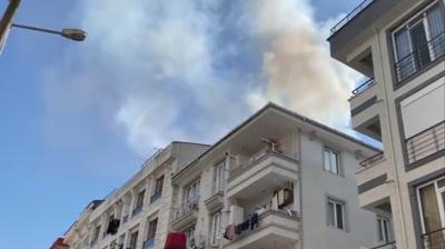 K���k�ekmece'de binada yang�n: Ekipler sevk edildi