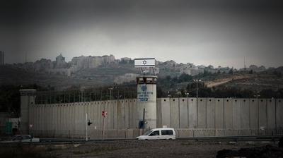�srail'in zulm� bitmiyor: Filistinli esirleri namaz k�larken darbettiler