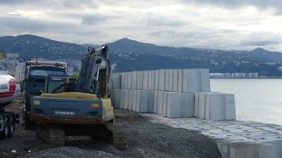 Trabzon'da dev deniz kalkan�! 21 tonluk bloklar limana yerle�tiriliyor
