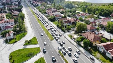 TEM'de kilometrelerce ara� kuyru�u! Bolu ge�i�inde trafik durma noktas�na geldi