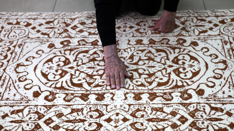 Ahlat mezar taşlarındaki desenler halıya dokundu