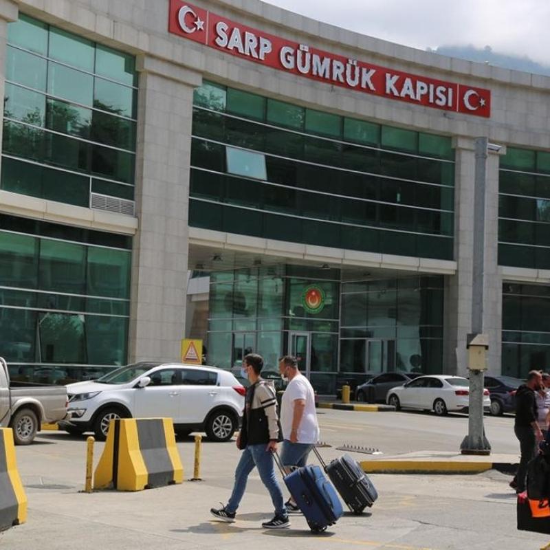 Sarp S�n�r Kap�s�'ndan Kurban Bayram� tatilinde 185 bini a�k�n yolcu ge�ti