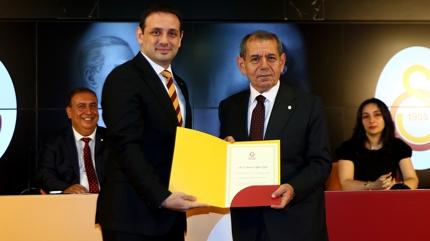 Galatasaray'da tekrar ba�kanl��a se�ilen Dursun �zbek ile y�netimi mazbatalar�n� ald�