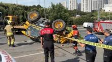K���k�ekmece'de feci kaza: �ekiciden d��en i� makinesi s�r�c�y� ezdi