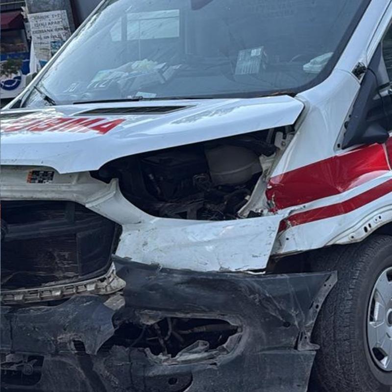 Kars'ta hasta sevkinden d�nen ambulans otomobille �arp��t�: 4 ki�i yaraland�