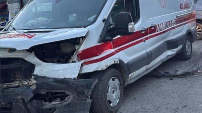 Kars'ta hasta sevkinden d�nen ambulans otomobille �arp��t�: 4 ki�i yaraland�