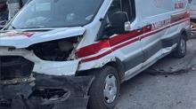Kars'ta hasta sevkinden d�nen ambulans otomobille �arp��t�: 4 ki�i yaraland�