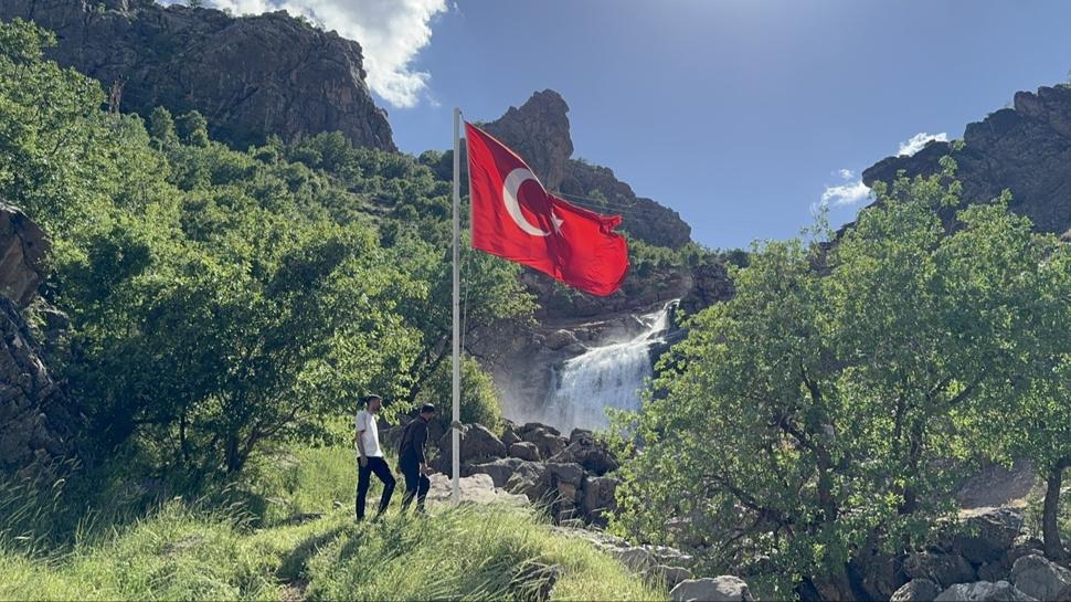 Vatanda� istedi Mehmet�ik yapt�: Bayrakl� �elale b�lgenin simgesi oldu