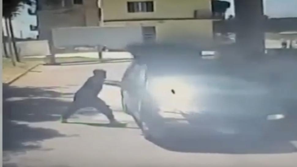 G��men i��ileri araca kilitleyip ate�e verdiler