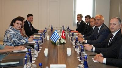Ege'nin iki yakas�ndan ortak imza: Bakan Ersoy ve Mendoni i�birli�i bildirisini imzalad�