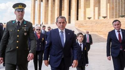 Galatasaray Ba�kan� Dursun �zbek, An�tkabir'i ziyaret etti